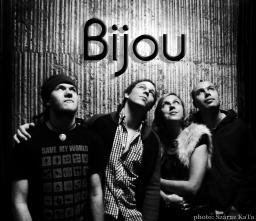 A Bijou zenekar. Száraz Kata képe, eredeti helyén itt találjátok: [Bijou 2](http://www.deviantart.com/deviation/123318589/)