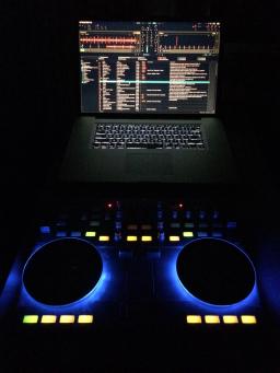Ilyen a Vestax a sötétben.