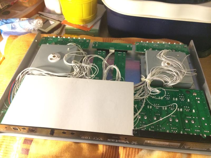 A szétbontás után közvetlenül: a VCI-100 belseje. Alul, a gyárilag papírral takart rész alatt van az a PCB, ami minket érdekelni fog. Itt leszedtem a papírt és lecsavaroztam a PCB-t a többiről.