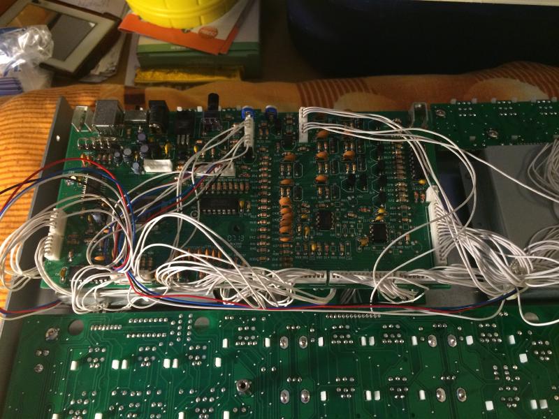 Meg is érkeztünk, itt a PCB bal felső részénél látható üres fehér csatlakozó lesz az, ami minket érdekel.